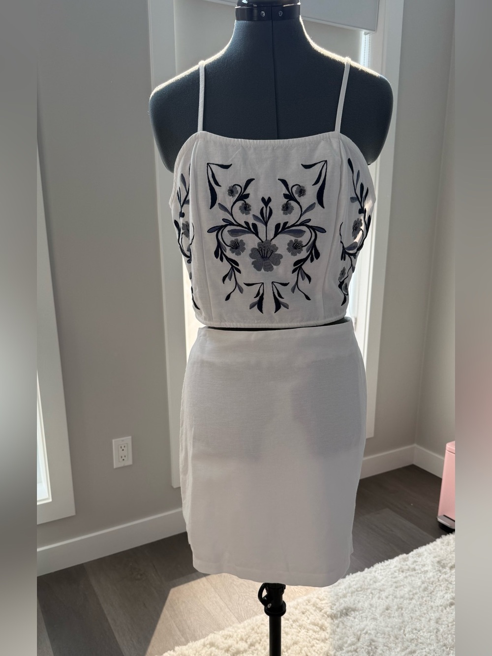 NEW Midnight Sky White Embroidered 2-Pce Skirt Set Elegant Floral Detail Size L